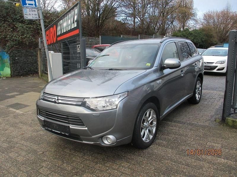 Grau Gebraucht 2014 Mitsubishi Outlander P-HEV Plus SUV | 8.999 € (Guter Preis) - Bild 1/4