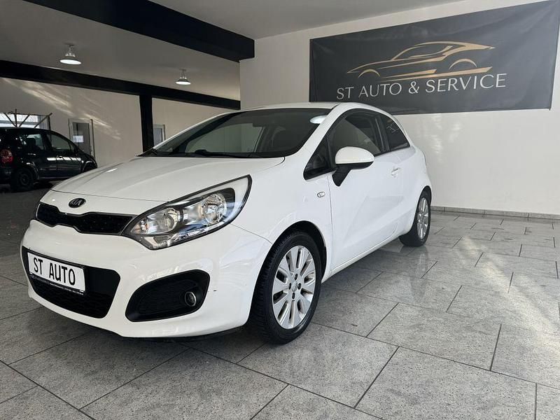 Gebraucht Kia Rio DREAM-TEAM Edition 86 PS (63 kW) 2013 Weiß Limousine