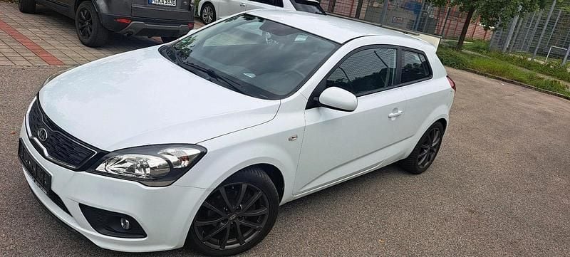 Weiß Gebraucht 2012 Kia Ceed Limousine | 3.590 € (Superpreis) - Bild 1/4