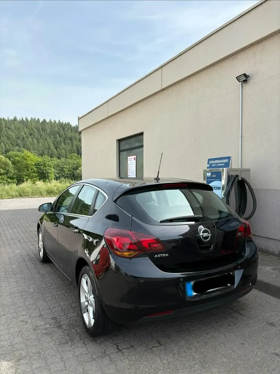 Gebraucht Opel Astra 116 PS (85 kW) 2010 Schwarz Kleinwagen