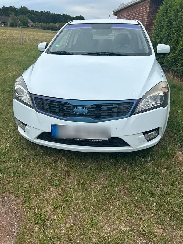 Weiß Gebraucht 2011 Kia Ceed Coupé | 3.550 € (Fairer Preis) - Bild 1/3