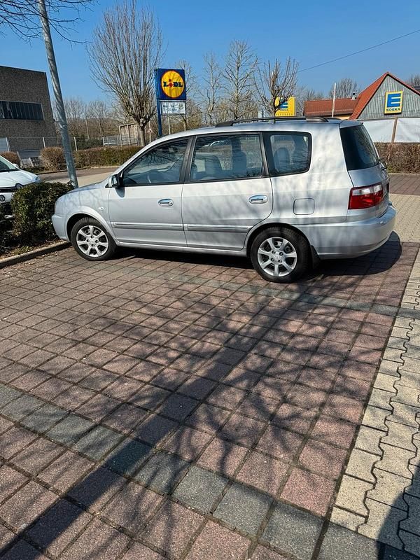 Gebraucht Kia Carens 140 PS (102 kW) 2006 Silber Van / Kleinbus
