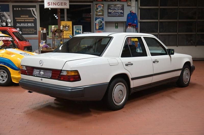 Gebraucht Mercedes 200 72 PS (52 kW) 1985 Weiß Limousine
