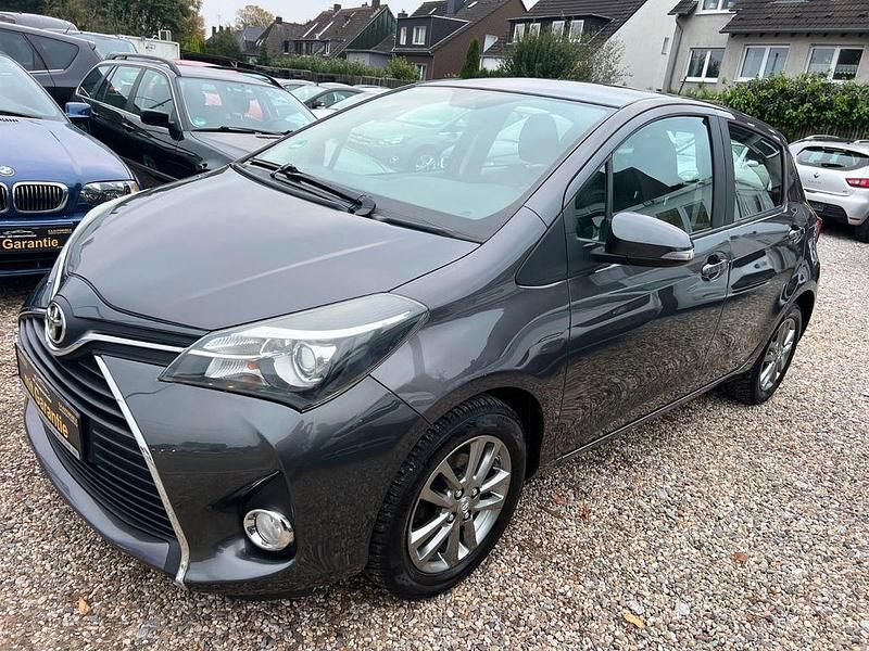 Grau Gebraucht 2015 Toyota Yaris Comfort Limousine | 6.999 € (Fairer Preis) - Bild 1/4