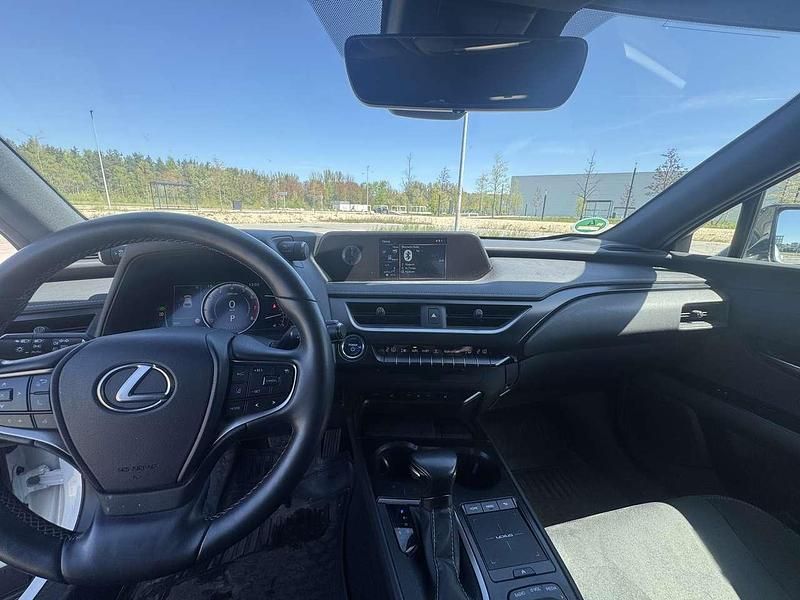 Gebraucht Lexus UX 250h 152 PS (111 kW) 2021 Weiß SUV