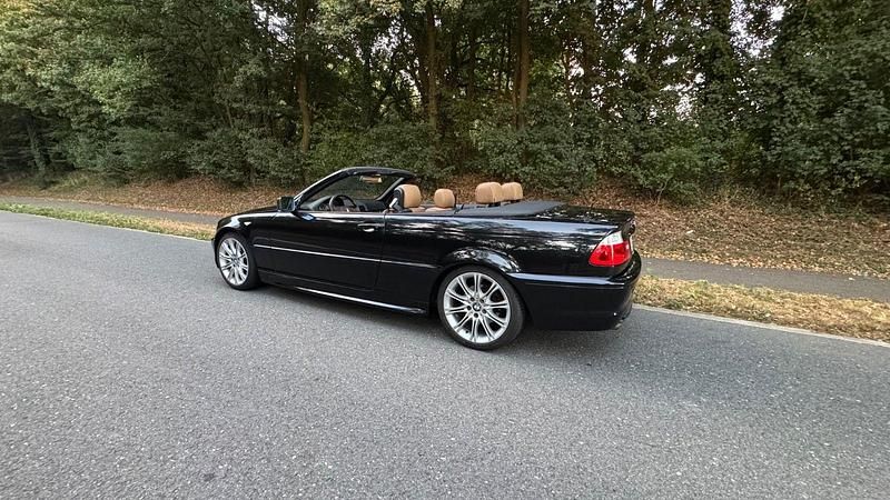 Schwarz Gebraucht 2006 BMW 320 Cabriolet M Sport Cabrio | 11.890 € (Etwas zu teuer) - Bild 1/4