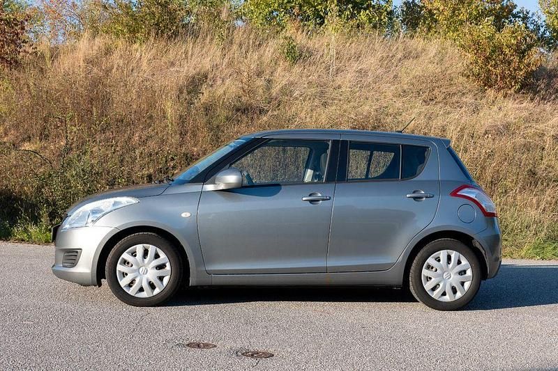 Silber Gebraucht 2012 Suzuki Swift Club Kleinwagen | 6.500 € (Fairer Preis) - Bild 1/4