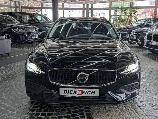 Gebraucht Volvo V60 Core 163 PS (119 kW) 2023 Schwarz Kombi
