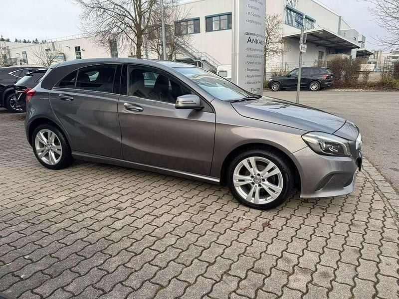Gebraucht Mercedes A180 109 PS (80 kW) 2015 Mountaingrau  met. Kleinwagen