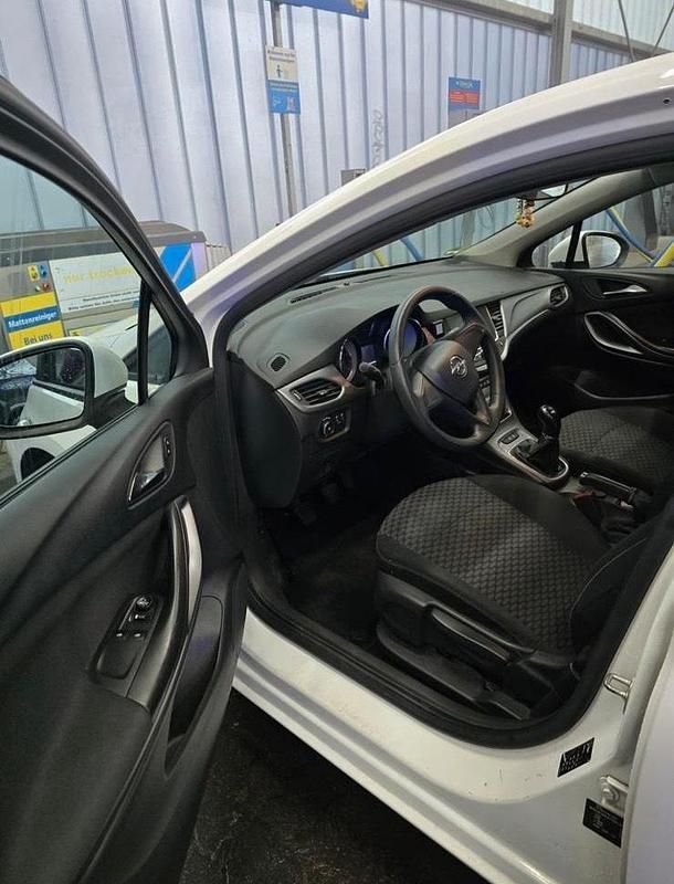 Gebraucht Opel Astra 105 PS (77 kW) 2016 Weiß Limousine