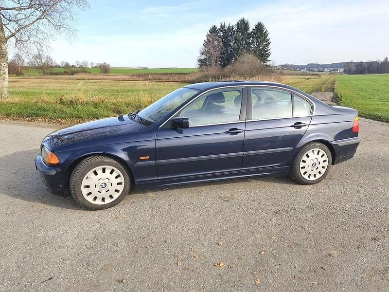 Blau Gebraucht 1998 BMW 323 Limousine | 3.500 € (Guter Preis) - Bild 1/4