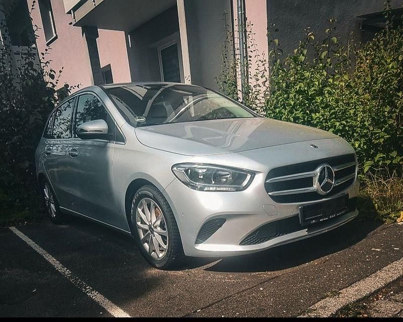 Silber Gebraucht 2019 Mercedes B180 Van / Kleinbus | 18.450 € (Superpreis) - Bild 1/4