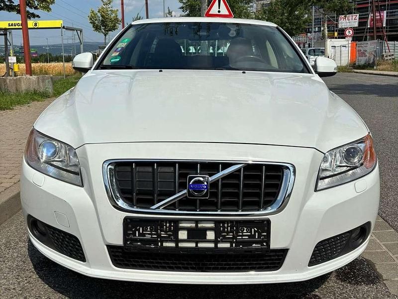 Weiß Gebraucht 2010 Volvo V70 Momentum Kombi | 4.999 € (Fairer Preis) - Bild 1/4