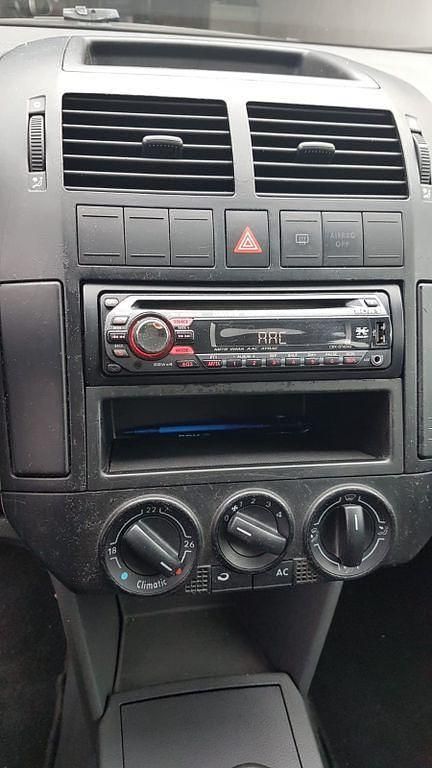 Second-hand VW Polo Basis 75 CP (55 kW) 2003 Argintiu Berlinǎ