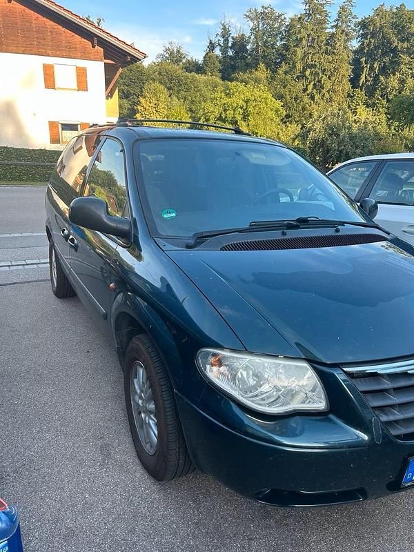 Grün Gebraucht 2004 Chrysler Voyager Van / Kleinbus | 2.000 € (Guter Preis) - Bild 1/4