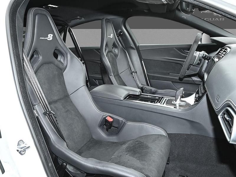 Gebraucht Jaguar XE 600 PS (441 kW) 2019 Fuji white Limousine