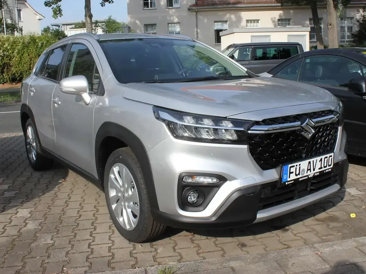 Gebraucht Suzuki SX4 S-Cross Comfort 102 PS (75 kW) 2024 Silky silver metallic SUV