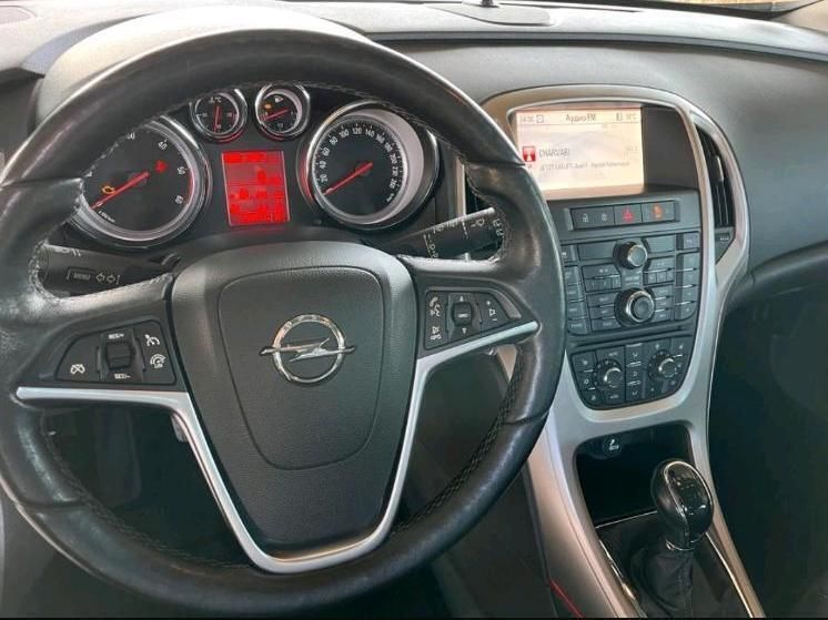 Weiß Gebraucht 2013 Opel Astra Sport Kombi | 3.450 € (Guter Preis) - Bild 1/4
