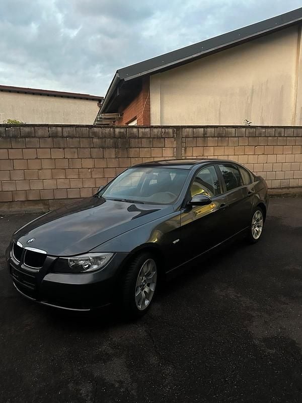 Grau Gebraucht 2006 BMW 320 Limousine | 2.500 € (Superpreis) - Bild 1/4