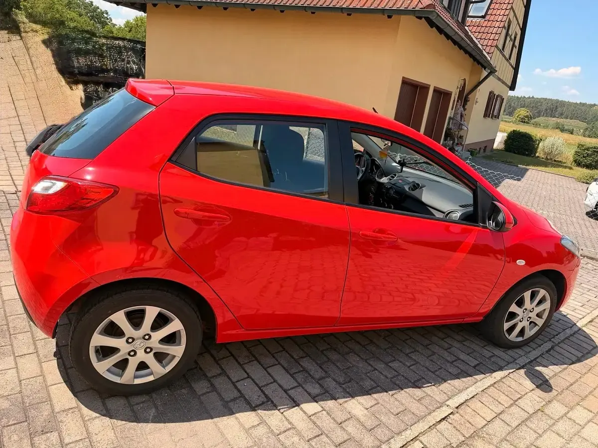 Gebraucht Mazda 2 Prime-Line 75 PS (55 kW) 2011 Rot Kleinwagen