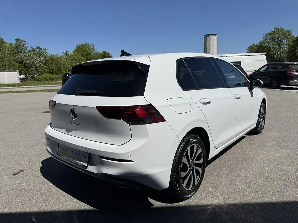 Gebraucht VW Golf VIII Active 150 PS (110 kW) 2022 Weiß Limousine