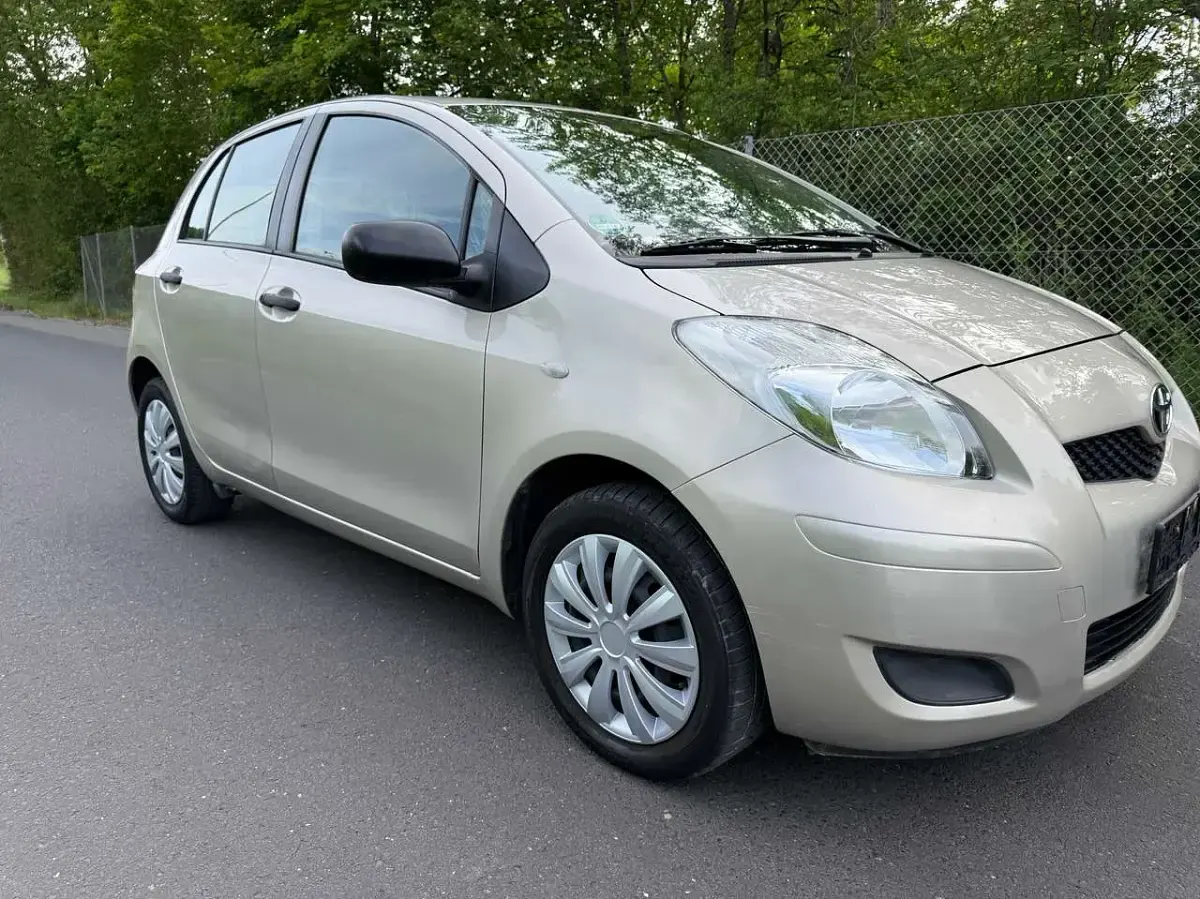 Gebraucht Toyota Yaris Cool 69 PS (50 kW) 2010 Silky gold mica metallic Kleinwagen