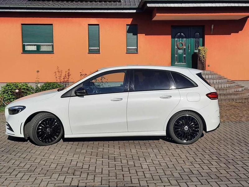 Weiß Gebraucht 2024 Mercedes B200 AMG line Van / Kleinbus | 33.000 € (Fairer Preis) - Bild 1/4