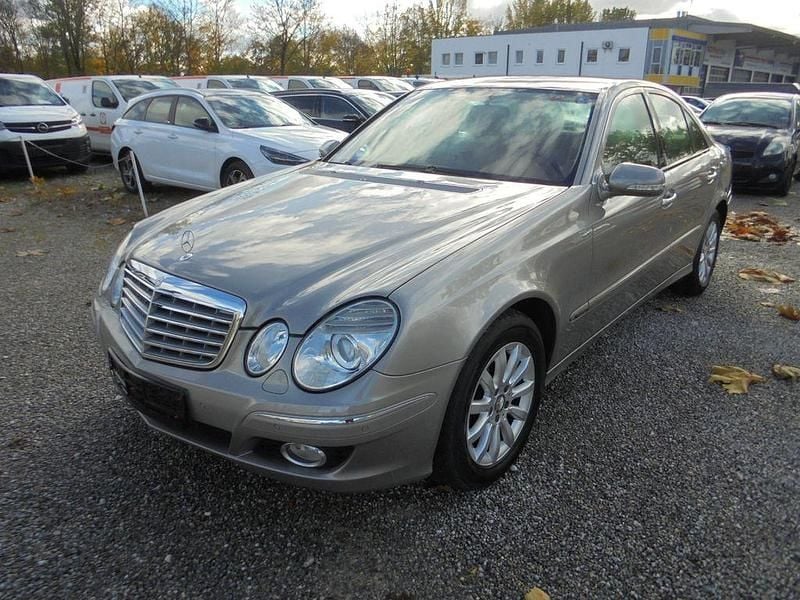 Silber Gebraucht 2007 Mercedes E230 Elegance Limousine | 9.650 € (Etwas zu teuer) - Bild 1/4
