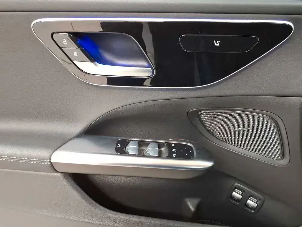 Gebraucht Mercedes C300e 204 PS (150 kW) 2023 Blau Limousine