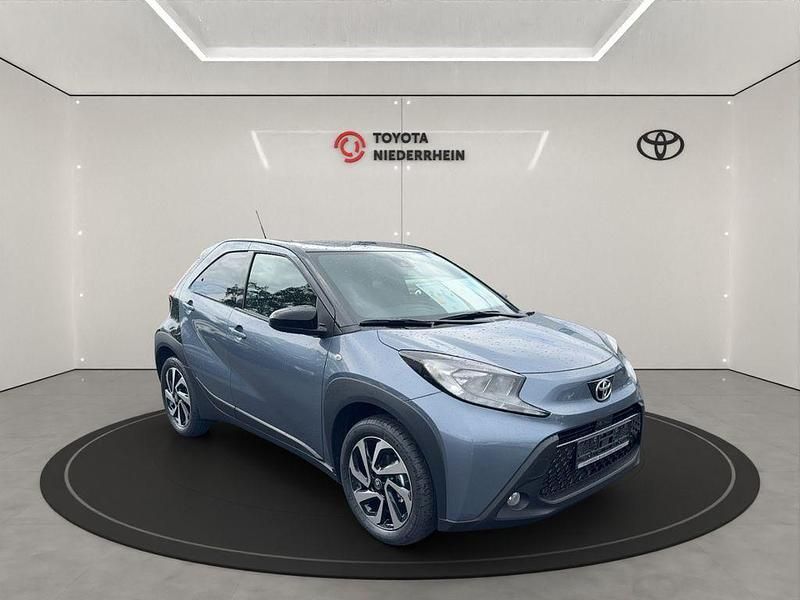 Neu Toyota Aygo X 72 PS (52 kW) 2025 Grau SUV