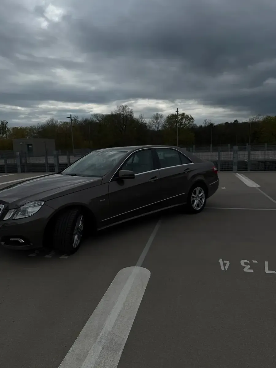 Gebraucht Mercedes E250 204 PS (150 kW) 2009 Andere farben Limousine