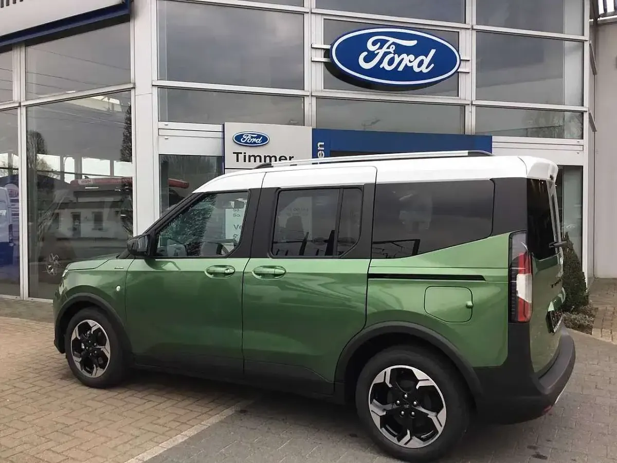 Gebraucht Ford Tourneo Active 125 PS (91 kW) 2026 Bursting green Kombi
