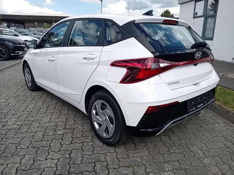 Neu Hyundai i20 Select 101 PS (74 kW) 2025 Atlas white Kleinwagen