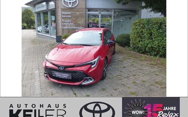 Karminarot metallic Neu 2025 Toyota Corolla Kombi | 35.840 € (Fairer Preis) - Bild 1/4