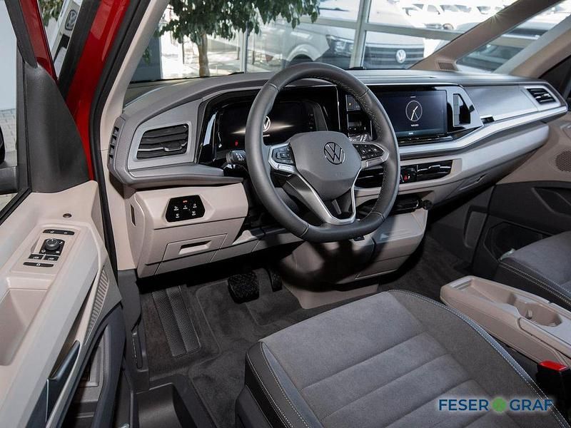 Gebraucht VW Multivan Life 150 PS (110 kW) 2025 Rot (deep black perleffekt/ fortanarot metallic) Van