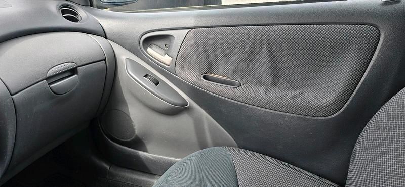 Gebraucht Toyota Yaris 65 PS (47 kW) 2003 Blau Kleinwagen