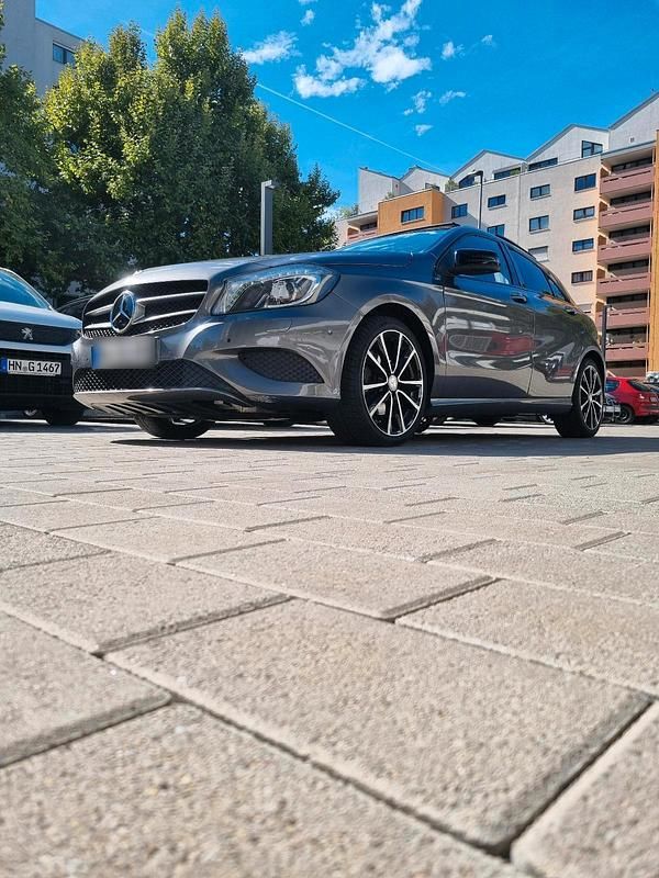 Gebraucht Mercedes A180 122 PS (89 kW) 2015 Grau Kleinwagen