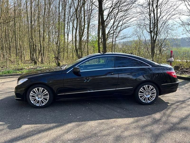 Schwarz Gebraucht 2013 Mercedes E220 Coupé | 11.000 € (Fairer Preis) - Bild 1/4