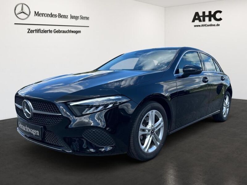 Metalliclack kosmosschwarz Gebraucht 2024 Mercedes A180 Progressive Limousine | 29.950 € (Fairer Preis) - Bild 1/4
