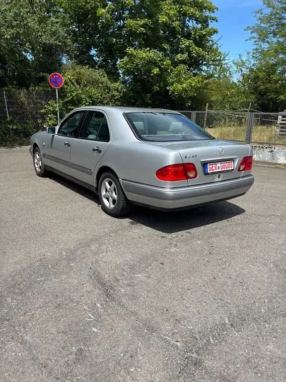Gebraucht Mercedes E240 Elegance 170 PS (125 kW) 1998 Silber Limousine