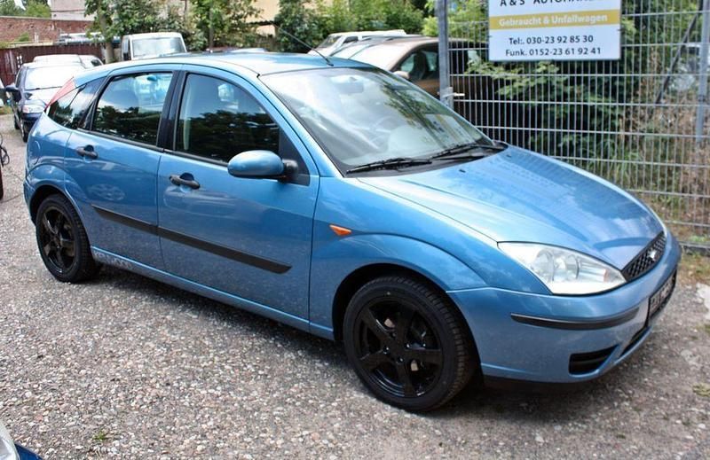 Blau Gebraucht 2002 Ford Focus Trend Limousine | 1.999 € (Fairer Preis) - Bild 1/4