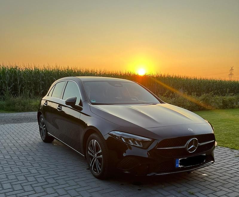 Schwarz Gebraucht 2023 Mercedes A200 Progressive Limousine | 26.500 € (Fairer Preis) - Bild 1/4