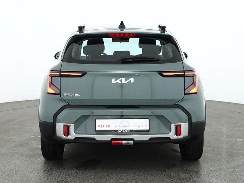 Neu Kia Stonic 101 PS (74 kW) 2026 Grün SUV
