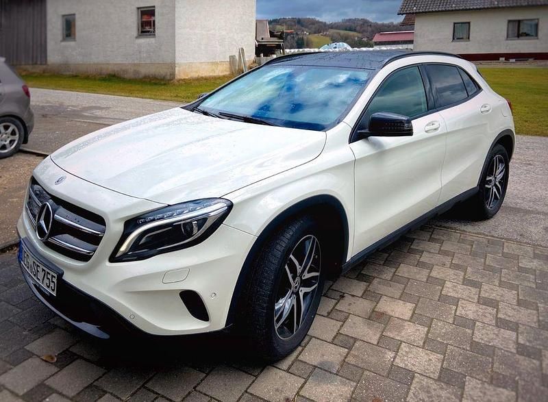 Weiß Gebraucht 2015 Mercedes GLA200 Night SUV | 16.200 € (Fairer Preis) - Bild 1/4