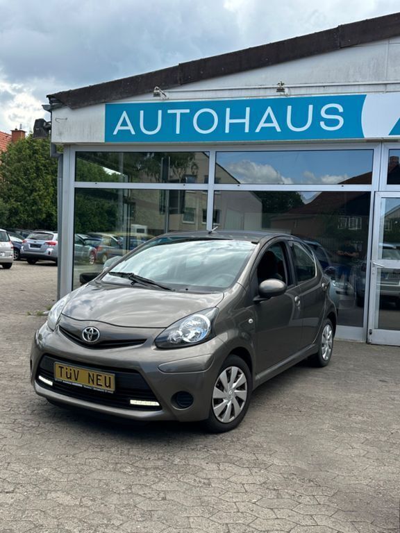 Braun Gebraucht 2012 Toyota Aygo Kleinwagen | 3.900 € (Guter Preis) - Bild 1/4