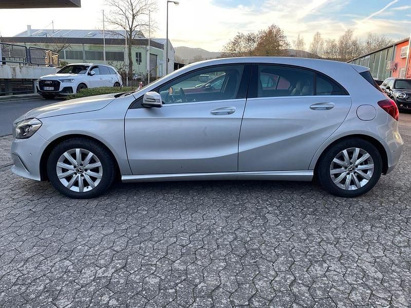 Gebraucht Mercedes A180 109 PS (80 kW) 2017 Silber Limousine