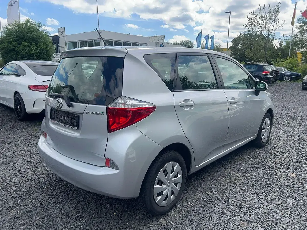 Gebraucht Toyota Verso-S Multidrive S 99 PS (72 kW) 2011 Grau Van / Kleinbus