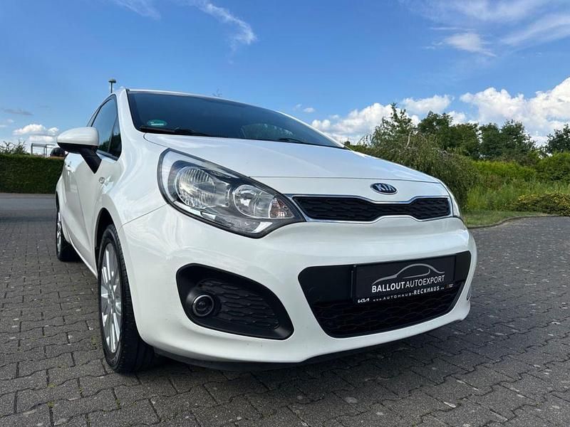 Weiß Gebraucht 2013 Kia Rio Limousine | 3.350 € (Fairer Preis) - Bild 1/4