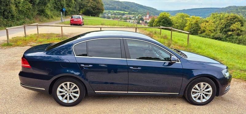 Blau Gebraucht 2011 VW Passat Comfortline Limousine | 8.450 € (Fairer Preis) - Bild 1/4