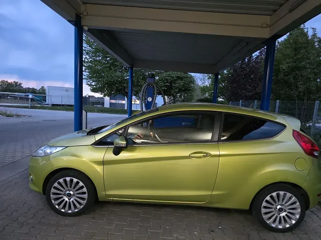 Gebraucht Ford Fiesta 97 PS (71 kW) 2010 Grün Limousine